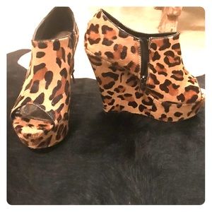 STEVE MADDEN leopard platform wedge